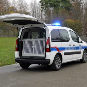Dibaro caisse de transport pour chiens équipant l'arrière d'un véhicule de police