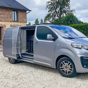 Aménagement spécial concours expo canine et agility avec caisses de transport Braveur et espace lit