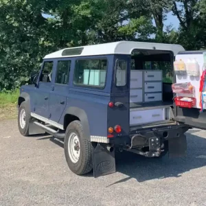 voiture vétérinaire rural équipée d'une pharmacie braveur et de meubles de rangement