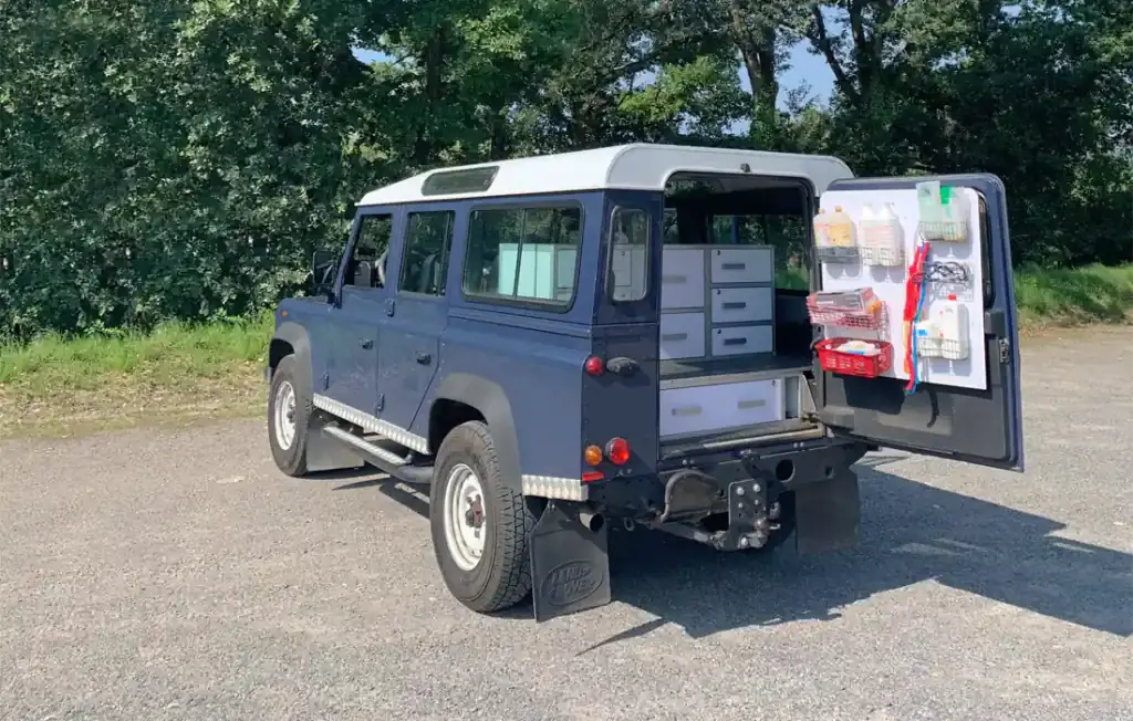 voiture vétérinaire rural avec pharmacie braveur et meubles de rangement