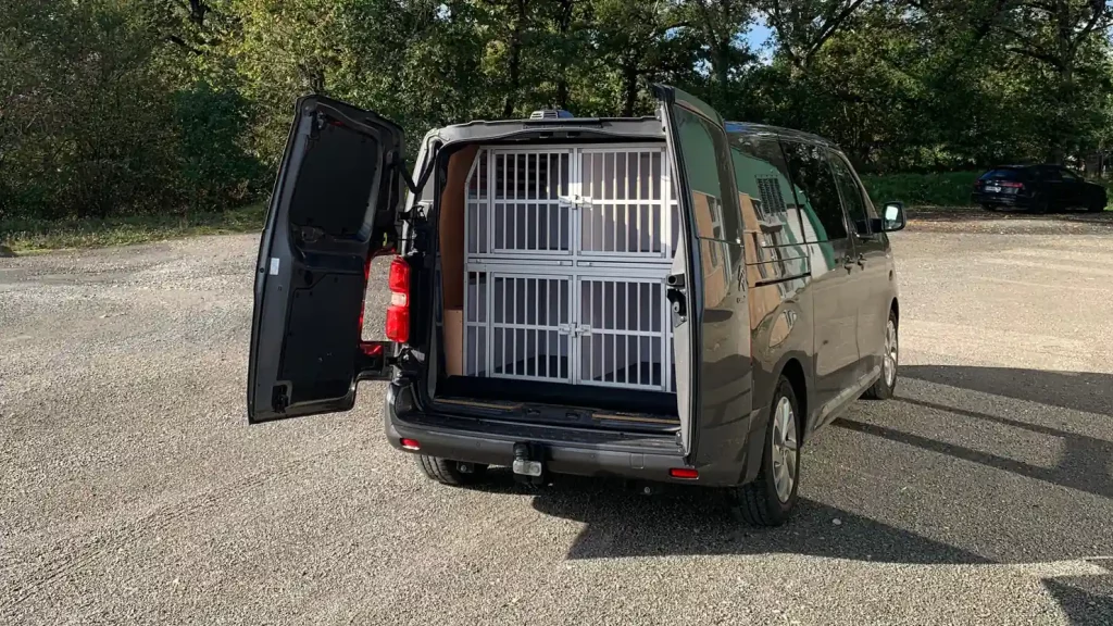 Aménagement Braveur véhicule utilitaire pour le transport canin