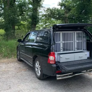 Pick up avec hard top aménagé pour la chasse par Braveur