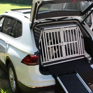 caisse de transport pour chien Dibaro dans un Volkswagen Tiguan