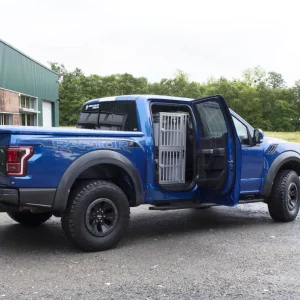 Aménagement Braveur de la cabine d'un pick up Ford Raptor pour emmener ses chiens à la chasse