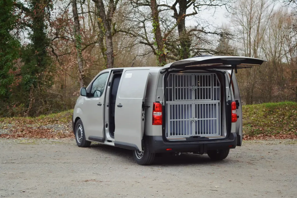 aménagement pour professionnel canin par Braveur d'un Peugeot Expert pour le transport de chien