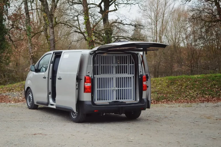 Peugeot Expert équipé de cage de transport pour chien