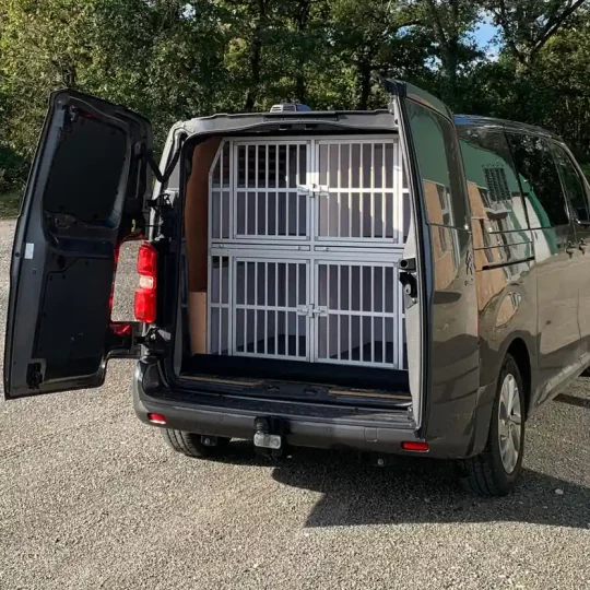 Aménagement Braveur véhicule utilitaire pour le transport canin